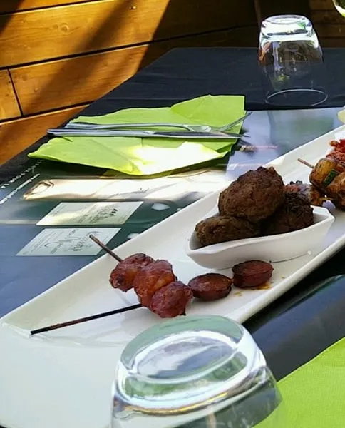 Des tapas à partager sur une table de la terrasse, en plein jour