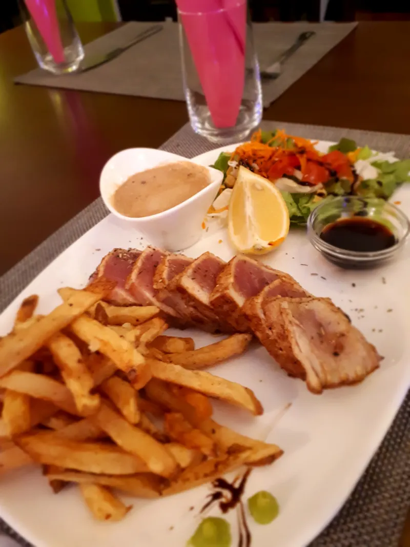 Un thon mi-cuit avec ses frites et sa salade